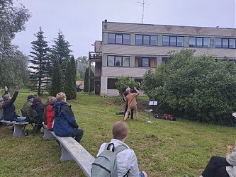 Muusikud Peep Pihlak ja Toomas Krall tegemas selfit oma andunud publikuga